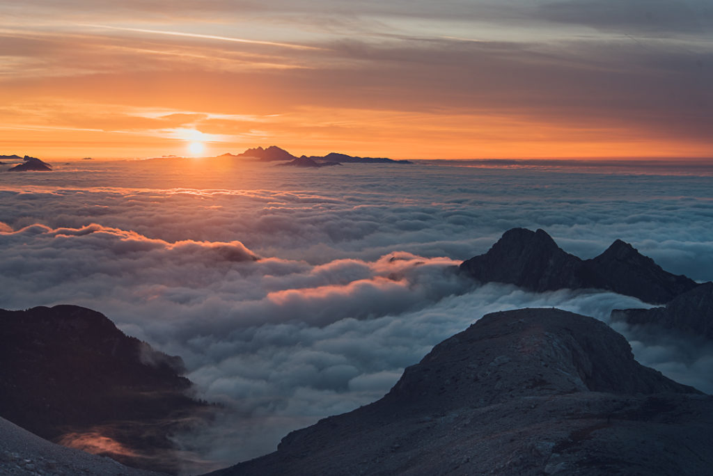 En Slovénie, coucher de soleil près du Mont Triglav